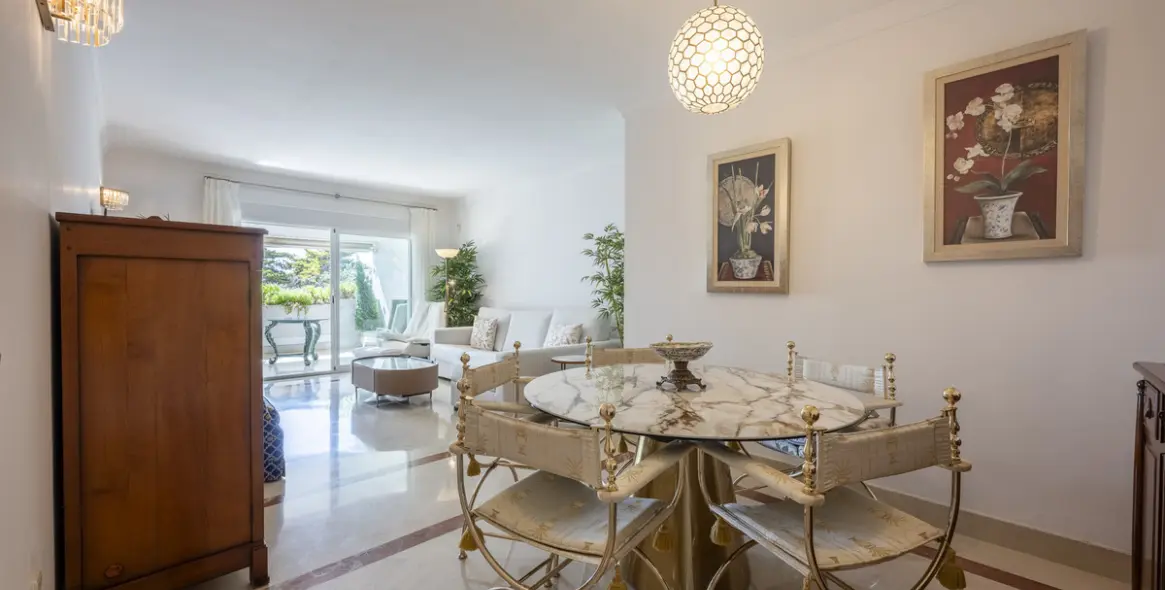 Sale of middle floor apartment in The Golden Mile 3