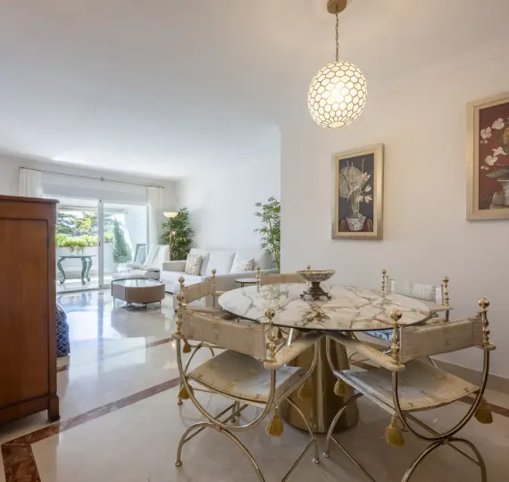 Venta de apartamento en planta media en The Golden Mile