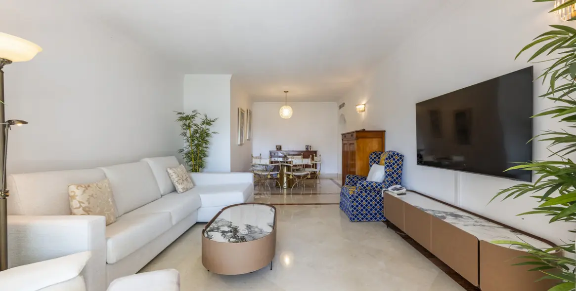 Sale of middle floor apartment in The Golden Mile 4