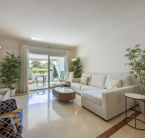 Venta de apartamento en planta media en The Golden Mile