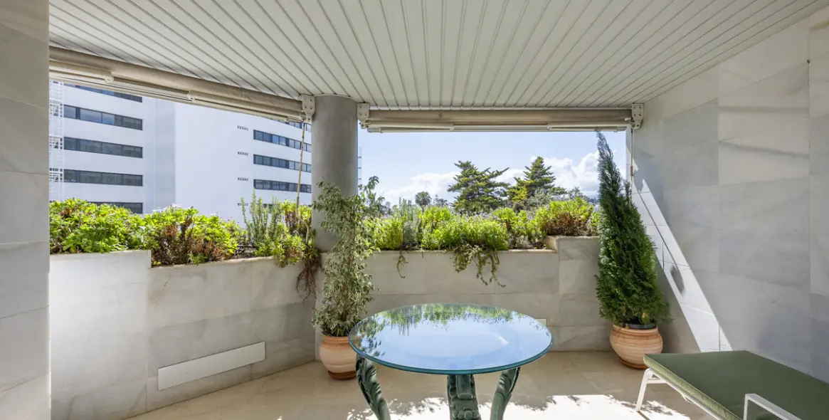 Sale of middle floor apartment in The Golden Mile 6