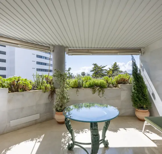 Venta de apartamento en planta media en The Golden Mile