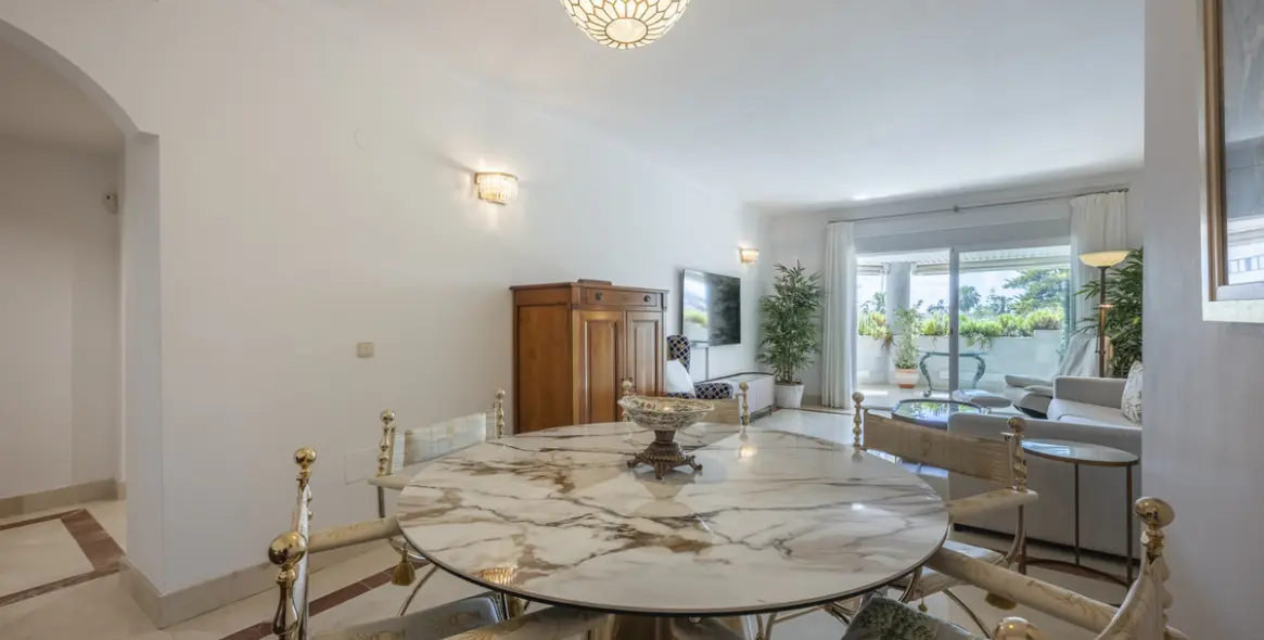 Sale of middle floor apartment in The Golden Mile 7