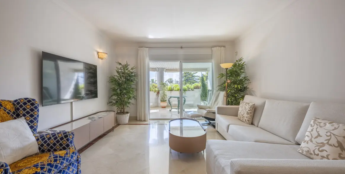 Sale of middle floor apartment in The Golden Mile 8