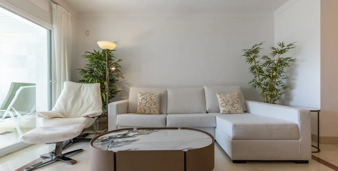 Sale of middle floor apartment in The Golden Mile 10