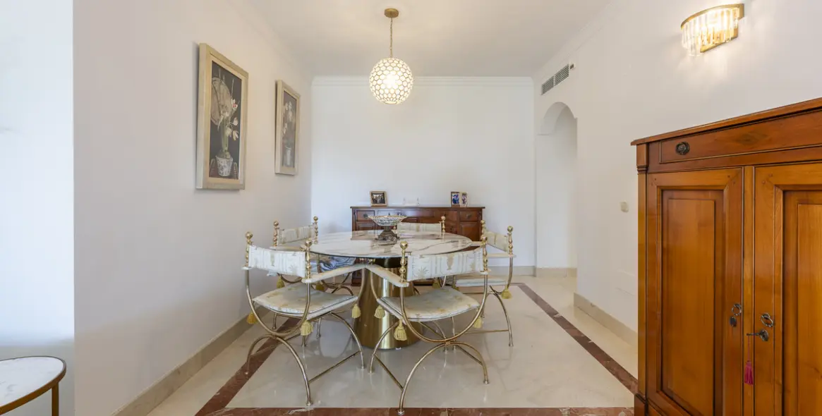 Sale of middle floor apartment in The Golden Mile 11