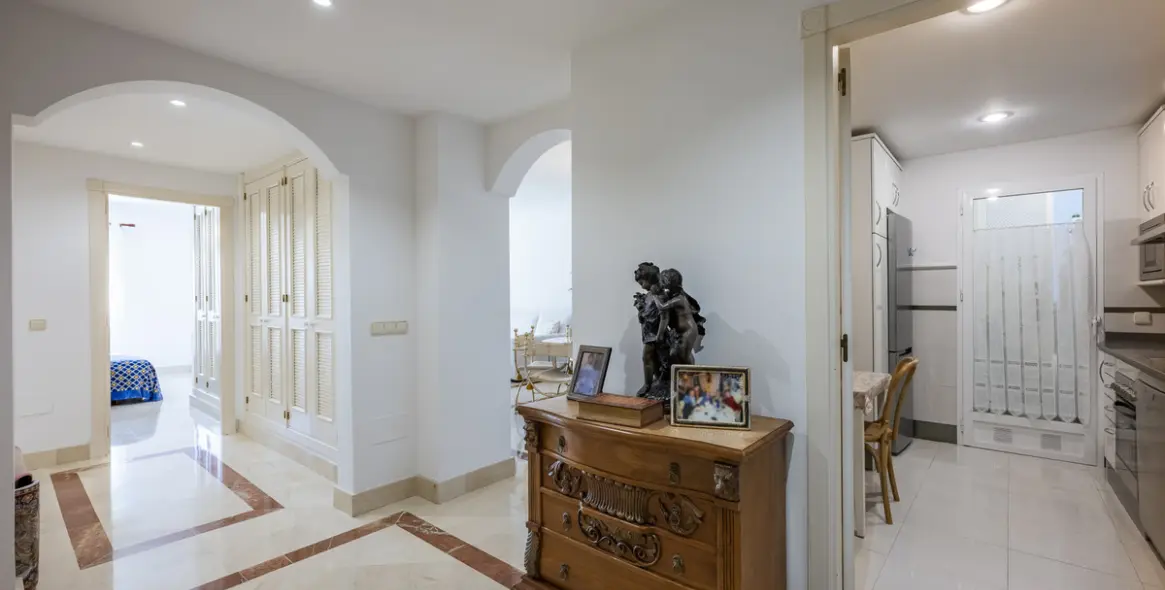 Sale of middle floor apartment in The Golden Mile 12