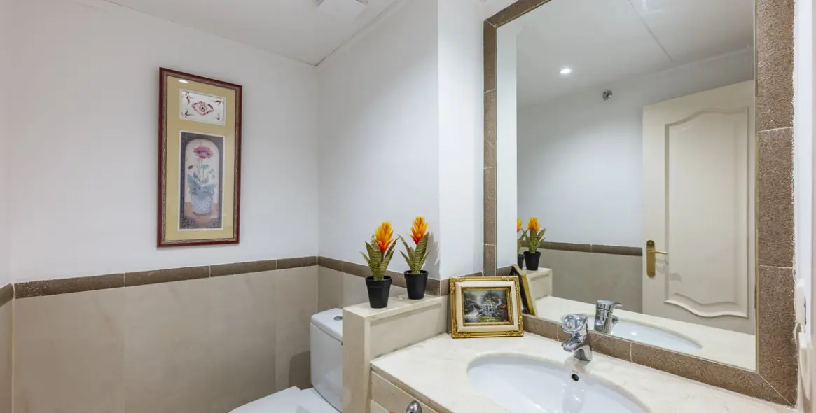 Sale of middle floor apartment in The Golden Mile 13