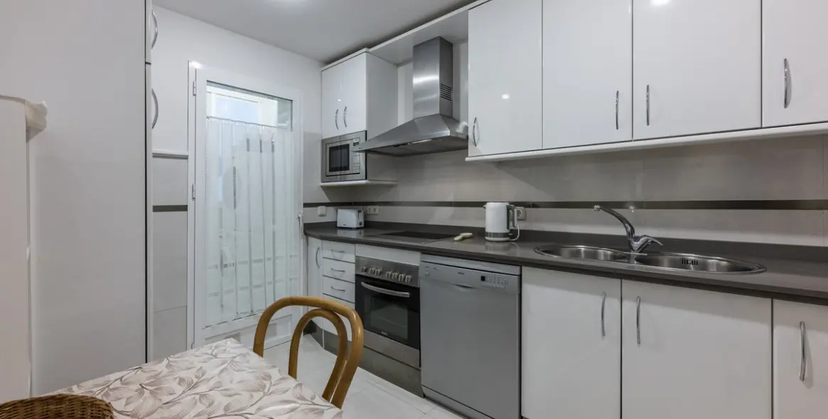 Sale of middle floor apartment in The Golden Mile 14