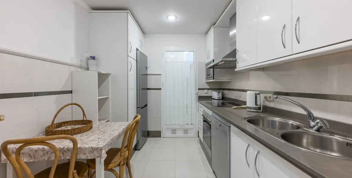 Sale of middle floor apartment in The Golden Mile 16