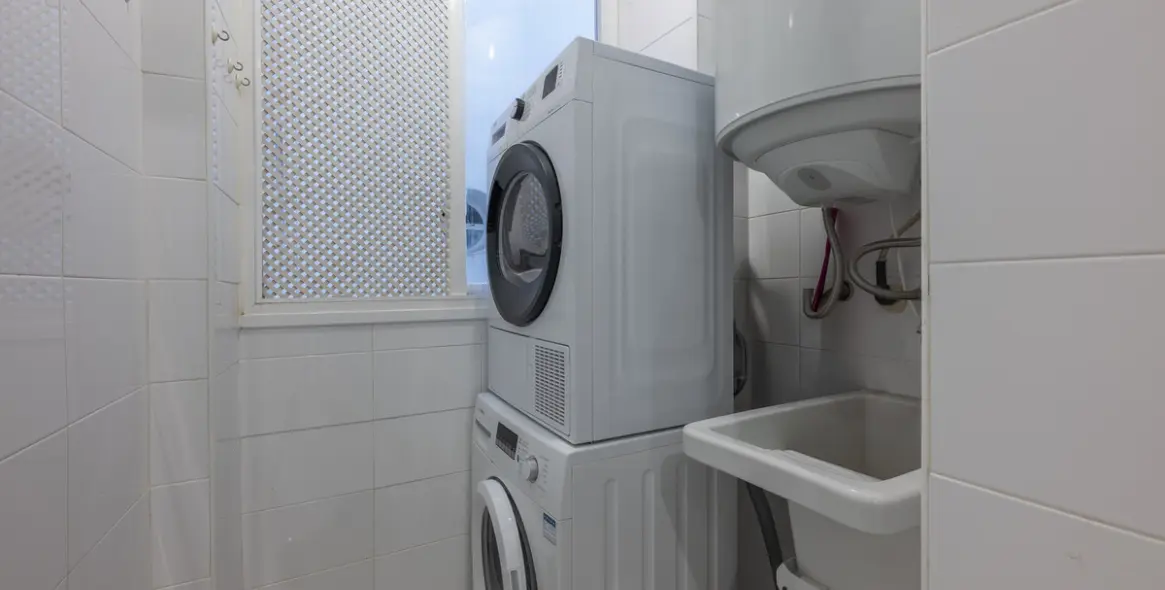 Sale of middle floor apartment in The Golden Mile 17