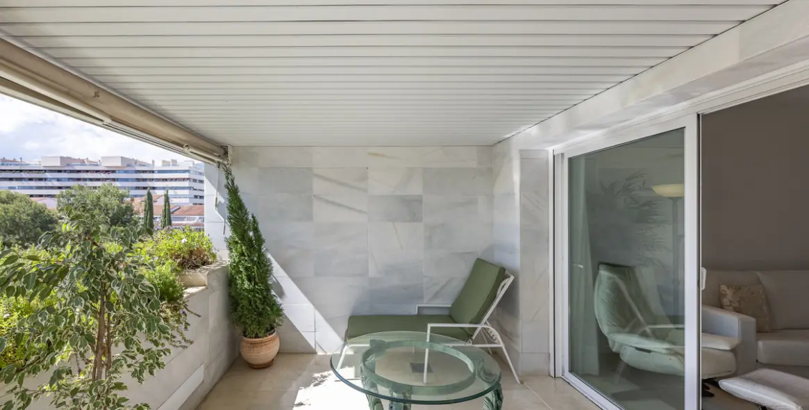 Sale of middle floor apartment in The Golden Mile 18