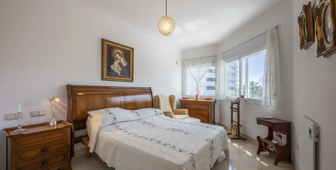 Sale of middle floor apartment in The Golden Mile 20