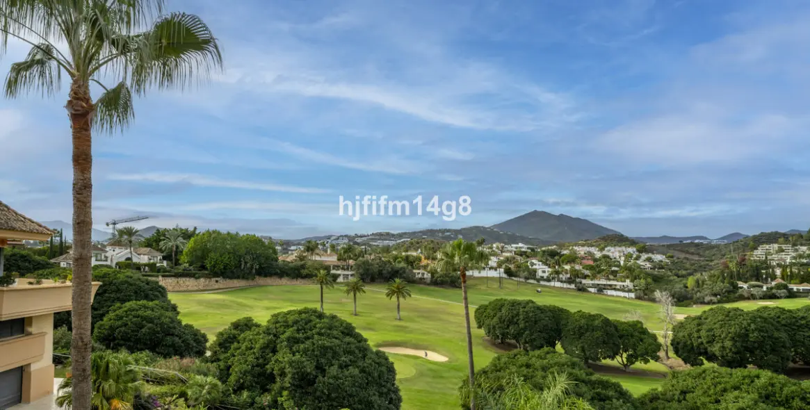 Sale of penthouse duplex in Nueva Andalucía 1