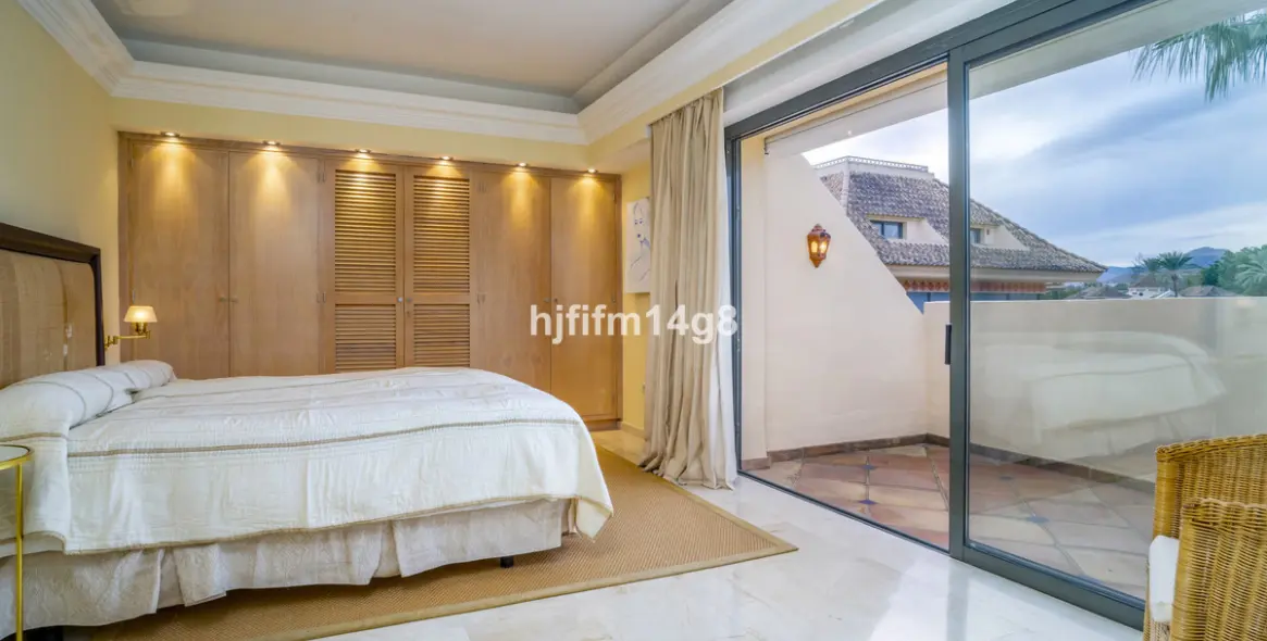 Sale of penthouse duplex in Nueva Andalucía 15