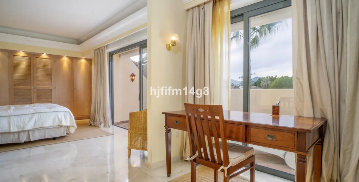 Sale of penthouse duplex in Nueva Andalucía 16