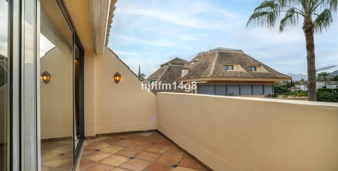 Sale of penthouse duplex in Nueva Andalucía 19