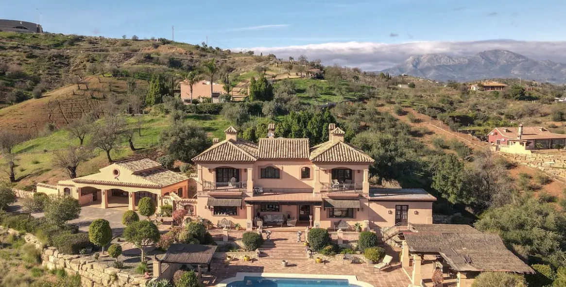 Sale of detached villa in Monda 1