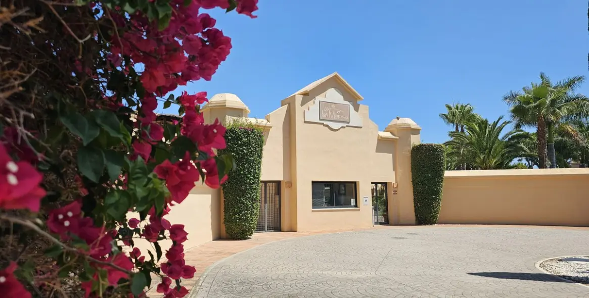 Sale of middle floor apartment in Puerto Banús 1