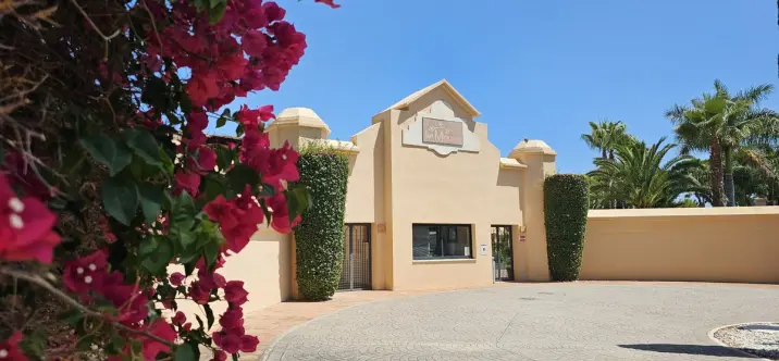 Venta de apartamento en planta media en Puerto Banús 0