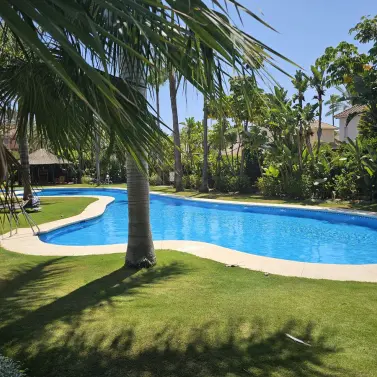 Venta de apartamento en planta media en Puerto Banús