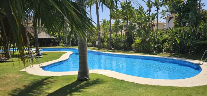 Venta de apartamento en planta media en Puerto Banús 1