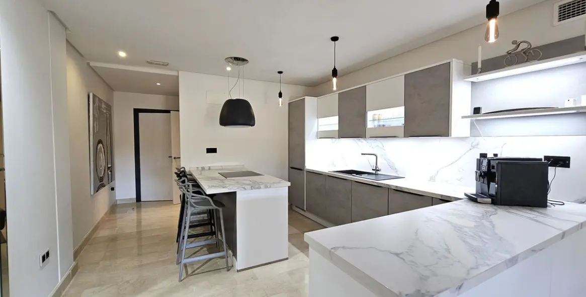 Sale of middle floor apartment in Puerto Banús 3