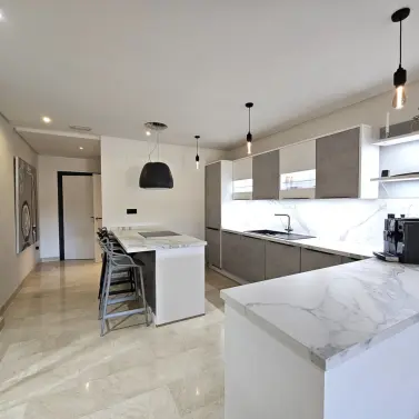 Venta de apartamento en planta media en Puerto Banús