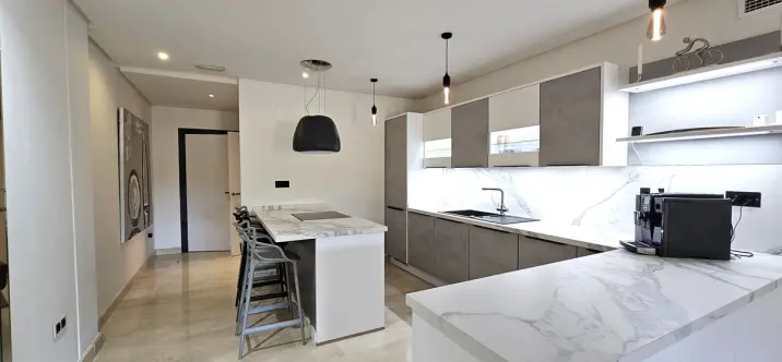 Venta de apartamento en planta media en Puerto Banús 2