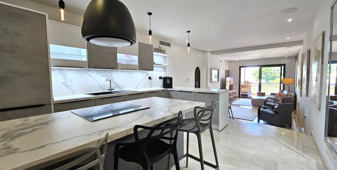 Sale of middle floor apartment in Puerto Banús 4