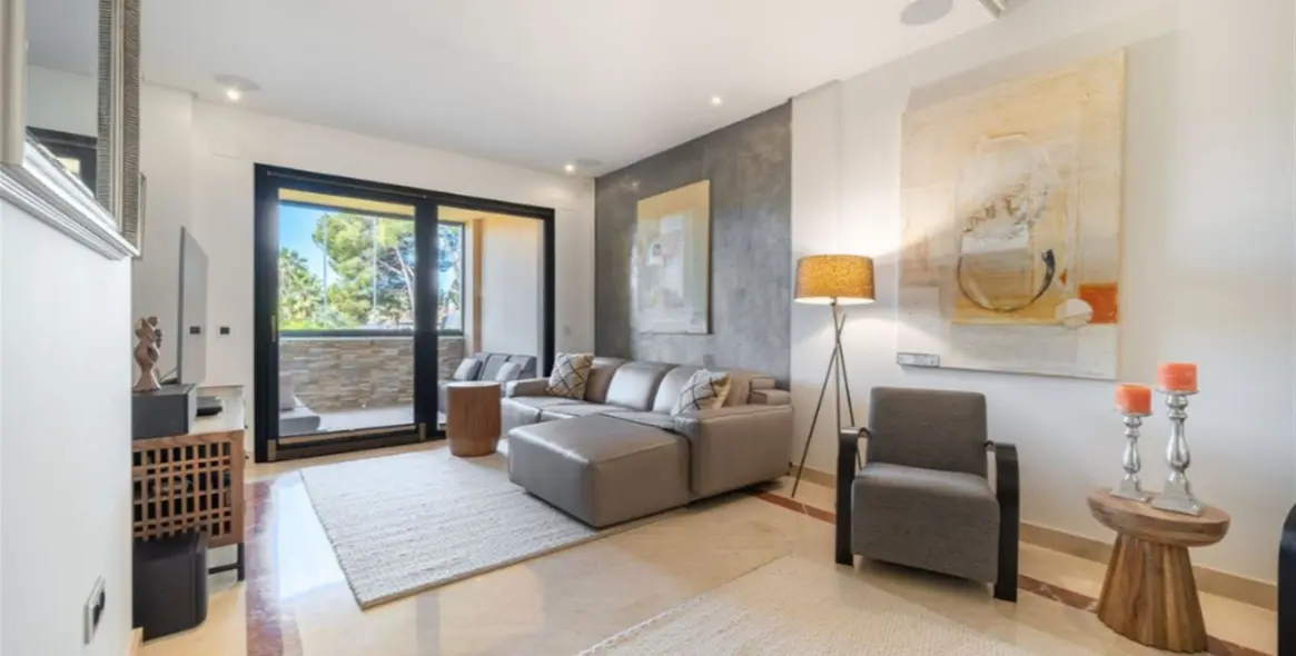 Sale of middle floor apartment in Puerto Banús 5