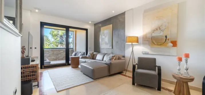 Venta de apartamento en planta media en Puerto Banús 4