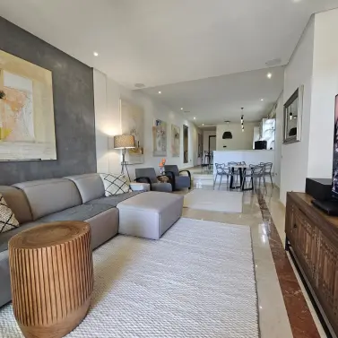 Venta de apartamento en planta media en Puerto Banús