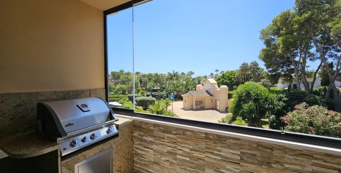 Sale of middle floor apartment in Puerto Banús 10