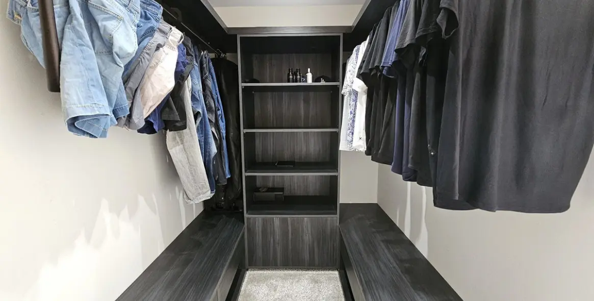 Sale of middle floor apartment in Puerto Banús 13