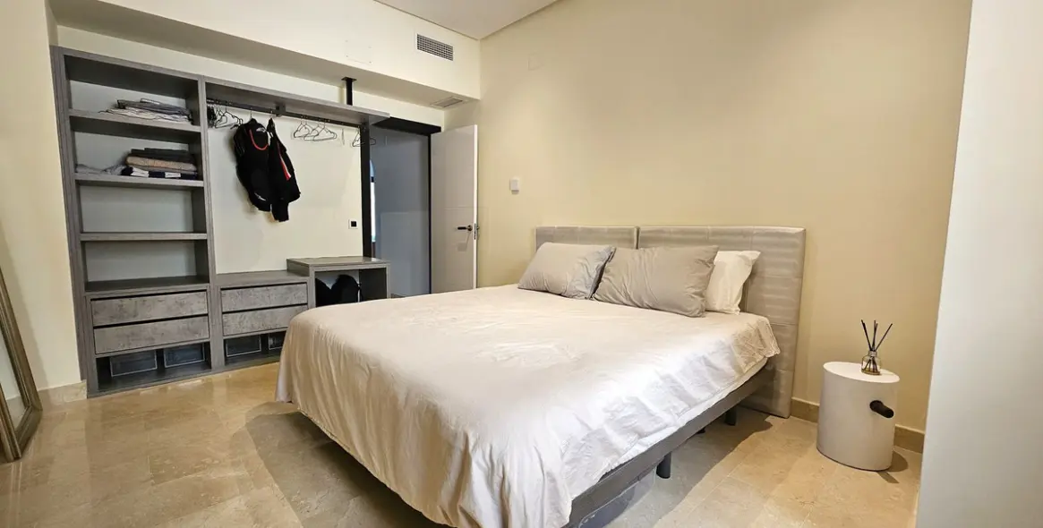 Sale of middle floor apartment in Puerto Banús 15