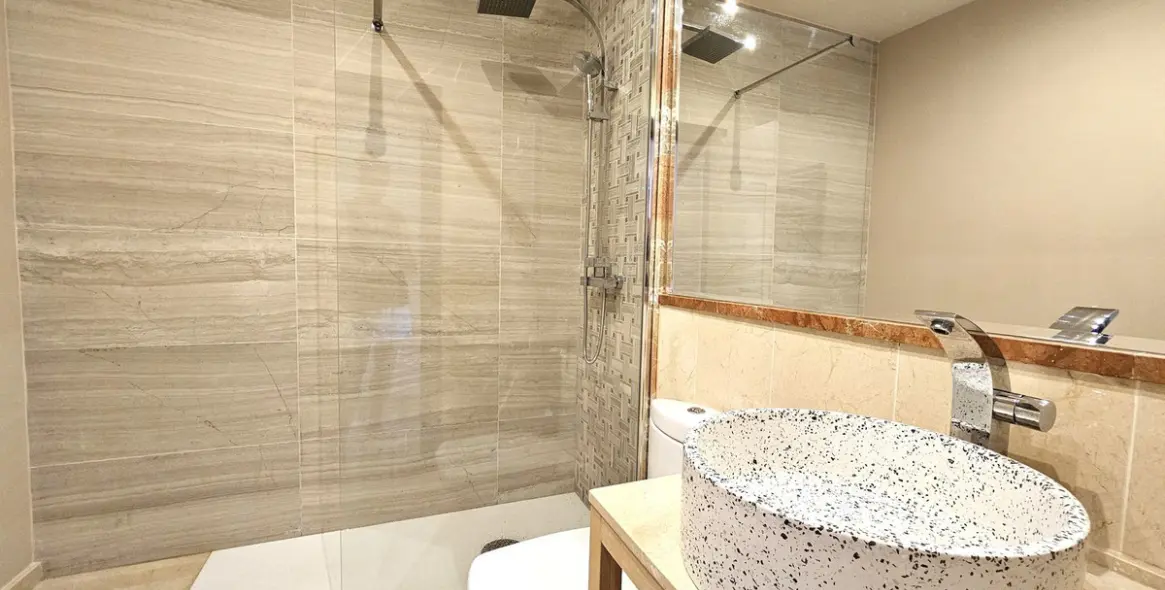 Sale of middle floor apartment in Puerto Banús 17