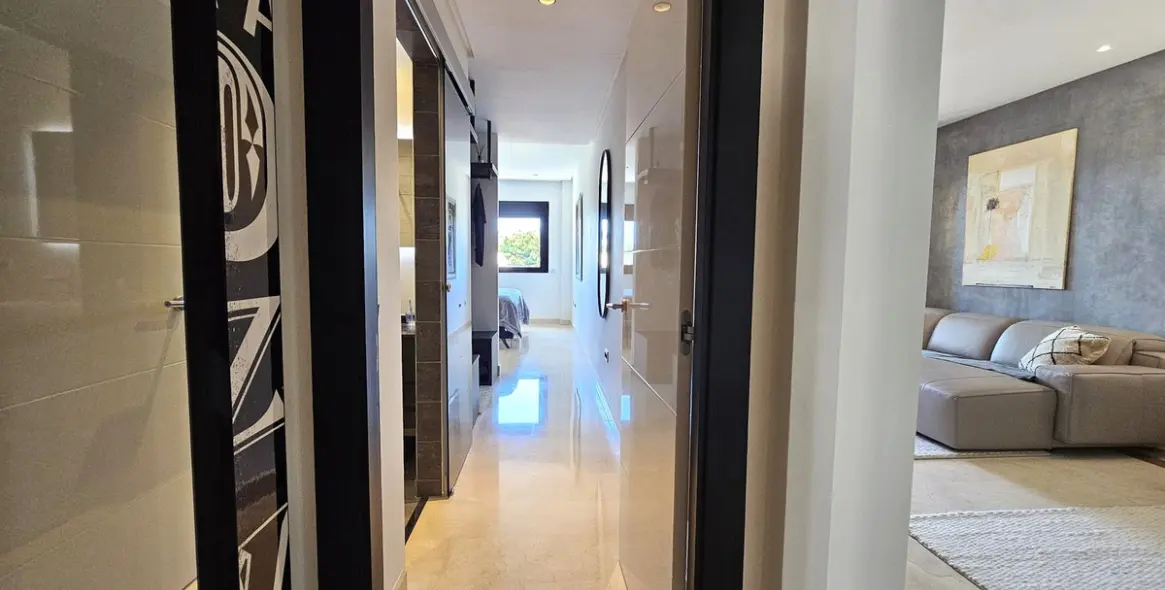 Sale of middle floor apartment in Puerto Banús 18