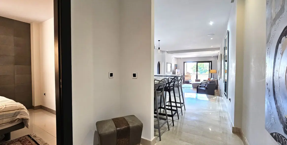 Sale of middle floor apartment in Puerto Banús 19