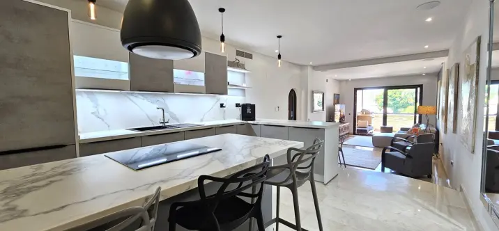 Sale of middle floor apartment in Puerto Banús 3