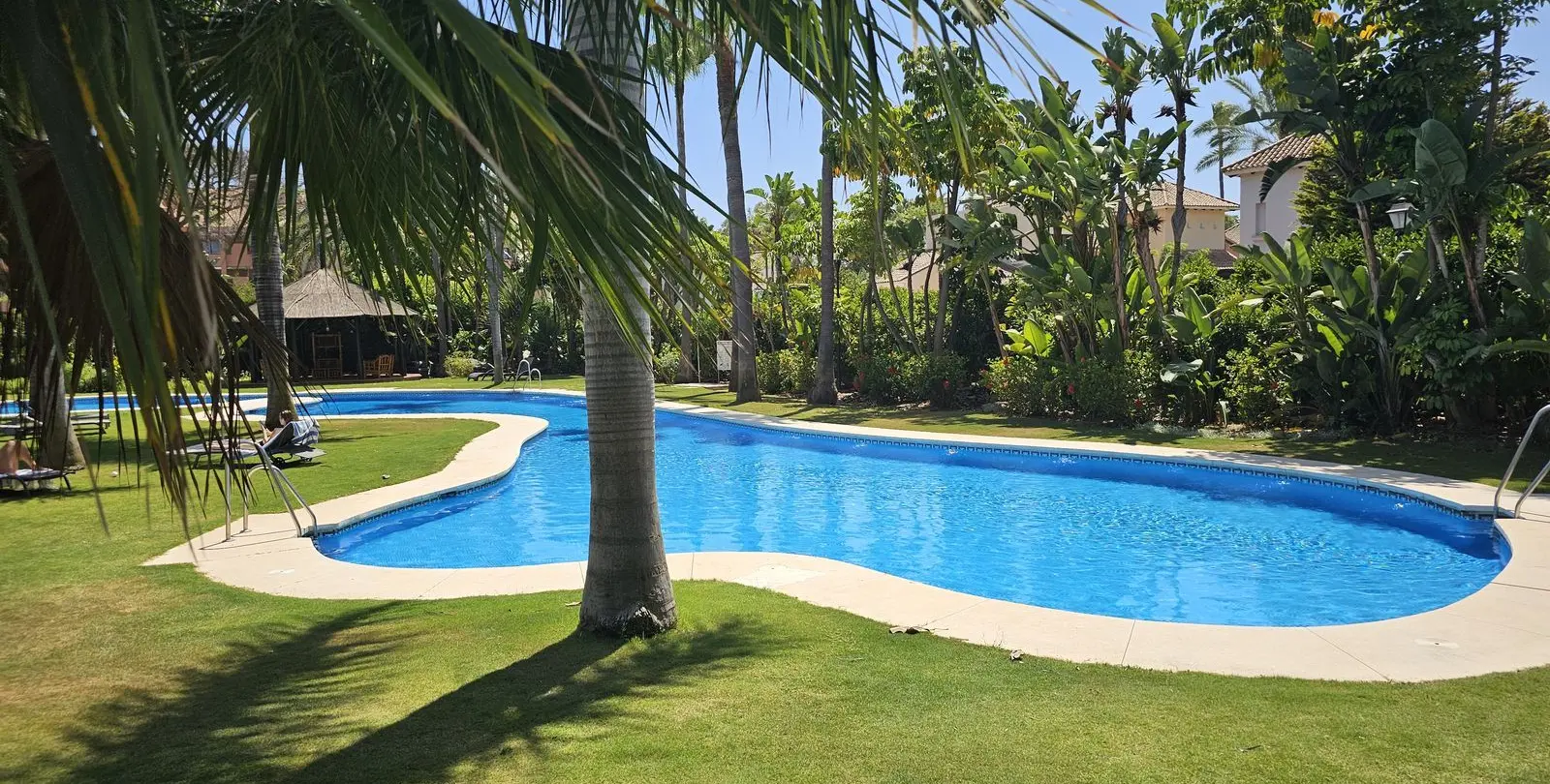 Sale of middle floor apartment in Puerto Banús 2