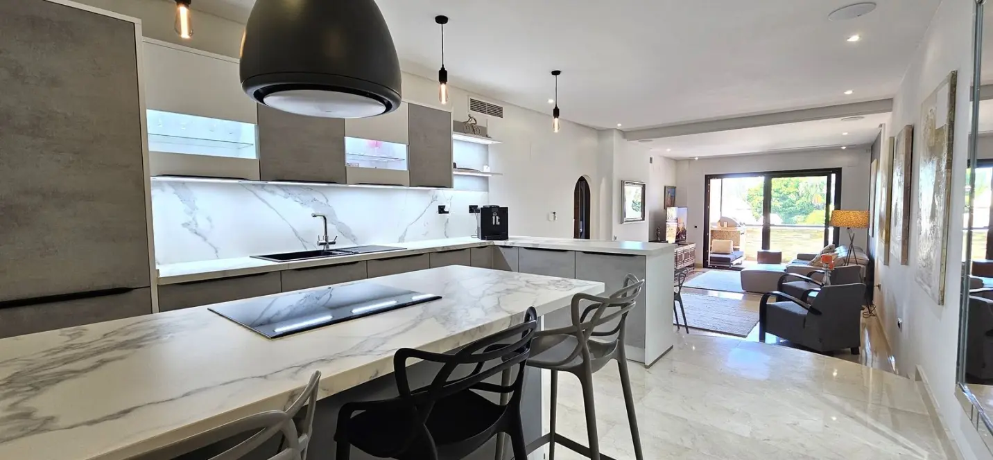 Sale of middle floor apartment in Puerto Banús 3