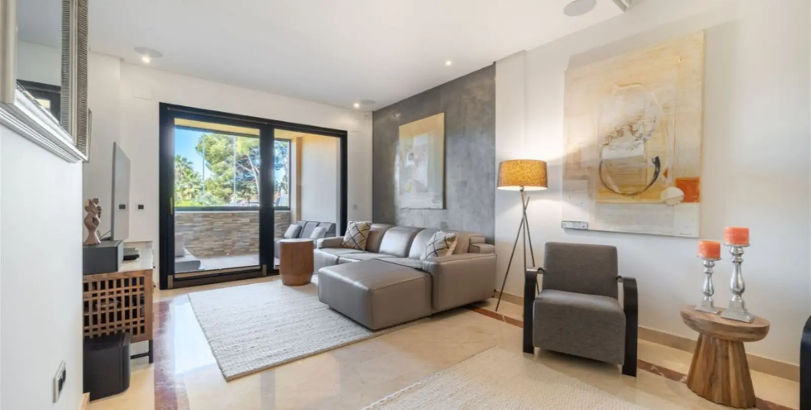 Sale of middle floor apartment in Puerto Banús 5
