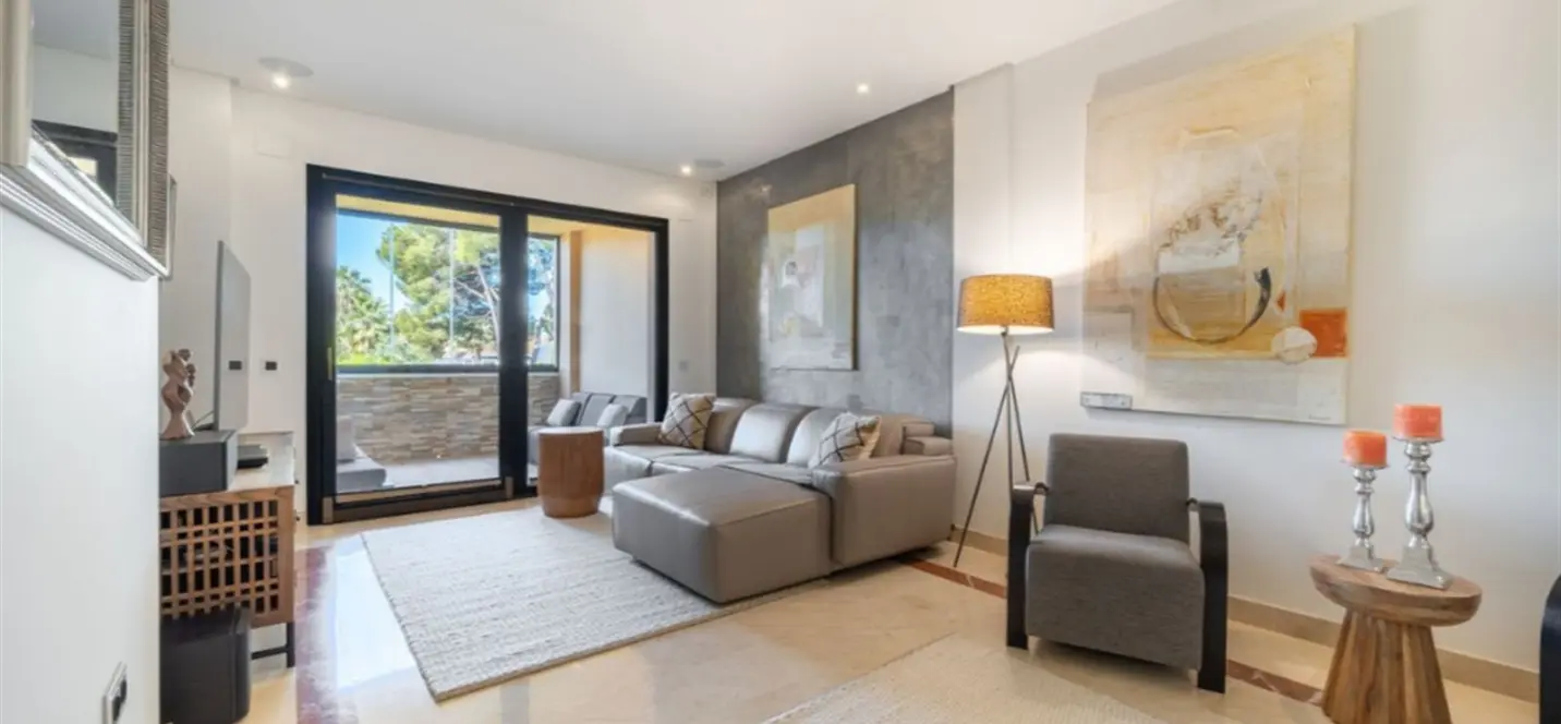 Sale of middle floor apartment in Puerto Banús 4