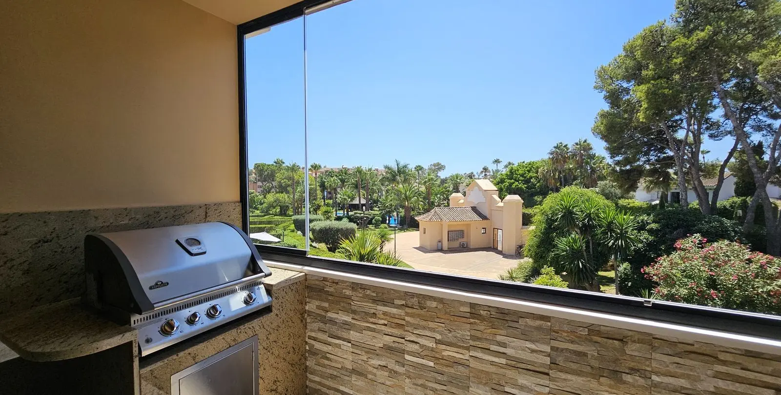 Sale of middle floor apartment in Puerto Banús 10