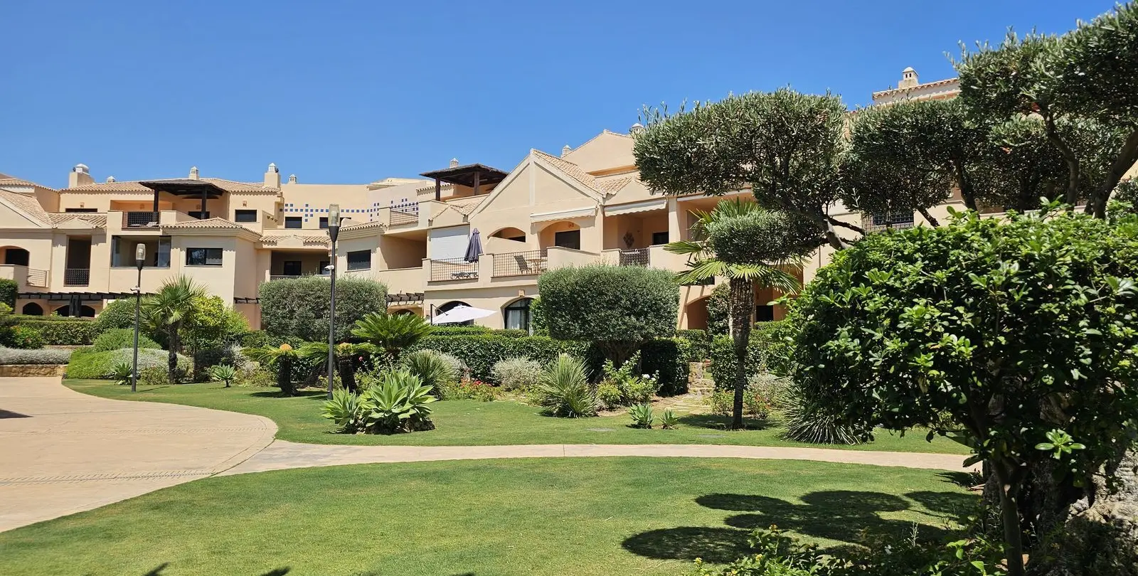 Sale of middle floor apartment in Puerto Banús 23