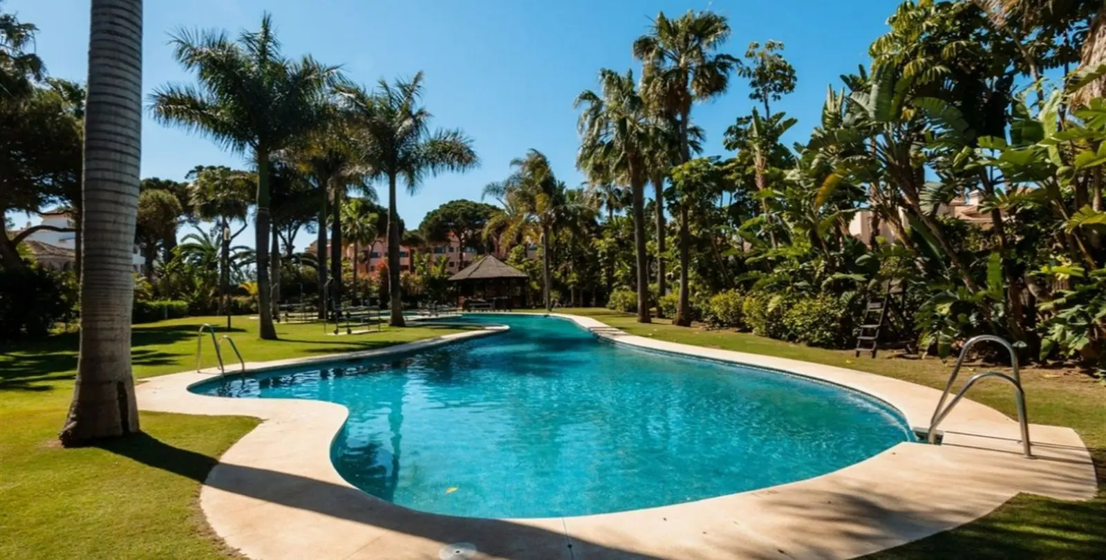 Sale of middle floor apartment in Puerto Banús 24