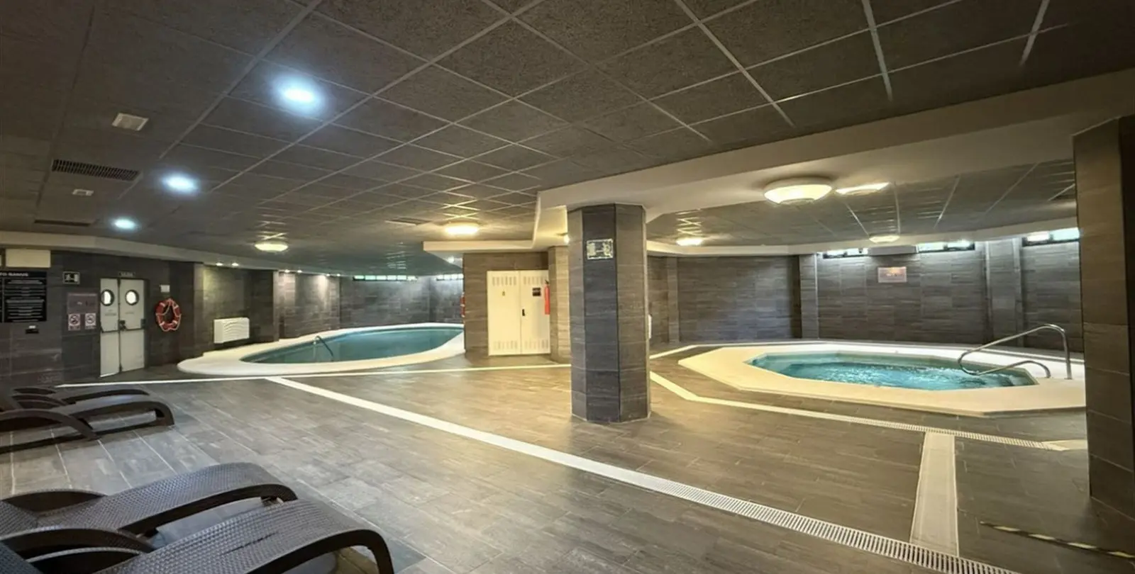 Sale of middle floor apartment in Puerto Banús 25