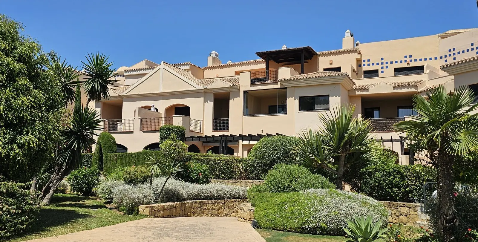 Sale of middle floor apartment in Puerto Banús 31