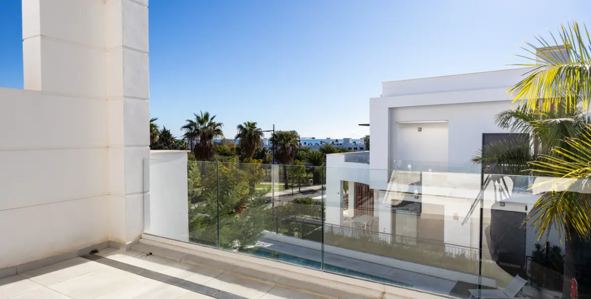 Sale of townhouse in Estepona 24